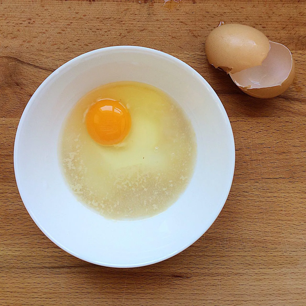 Соединяем воду, сахар, дрожжи, яйцо