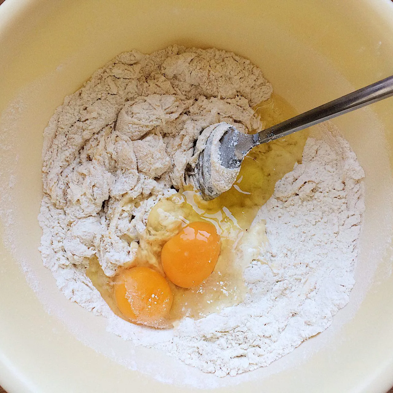 Добавляем яйца