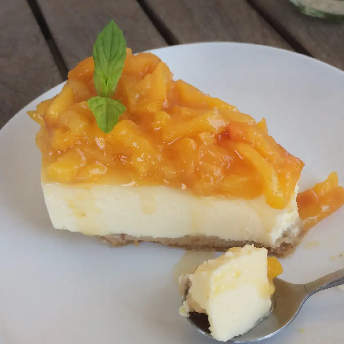 Классический чизкейк с персиково-миндальным топпингом