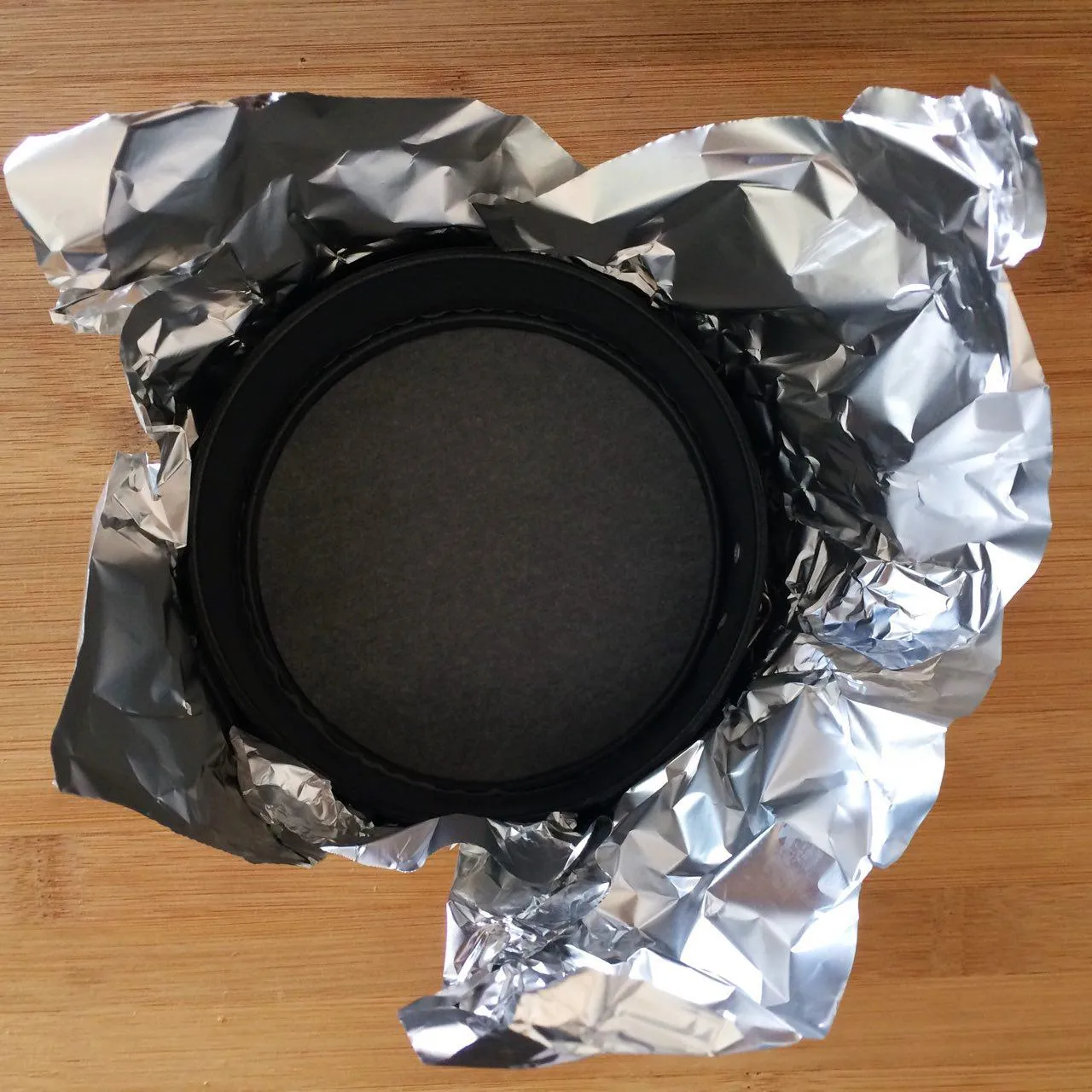 Обернем форму фольгой. Все края смотрят вверх