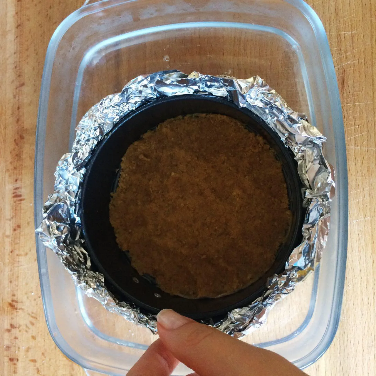 Спустим форму для выпечки на воду