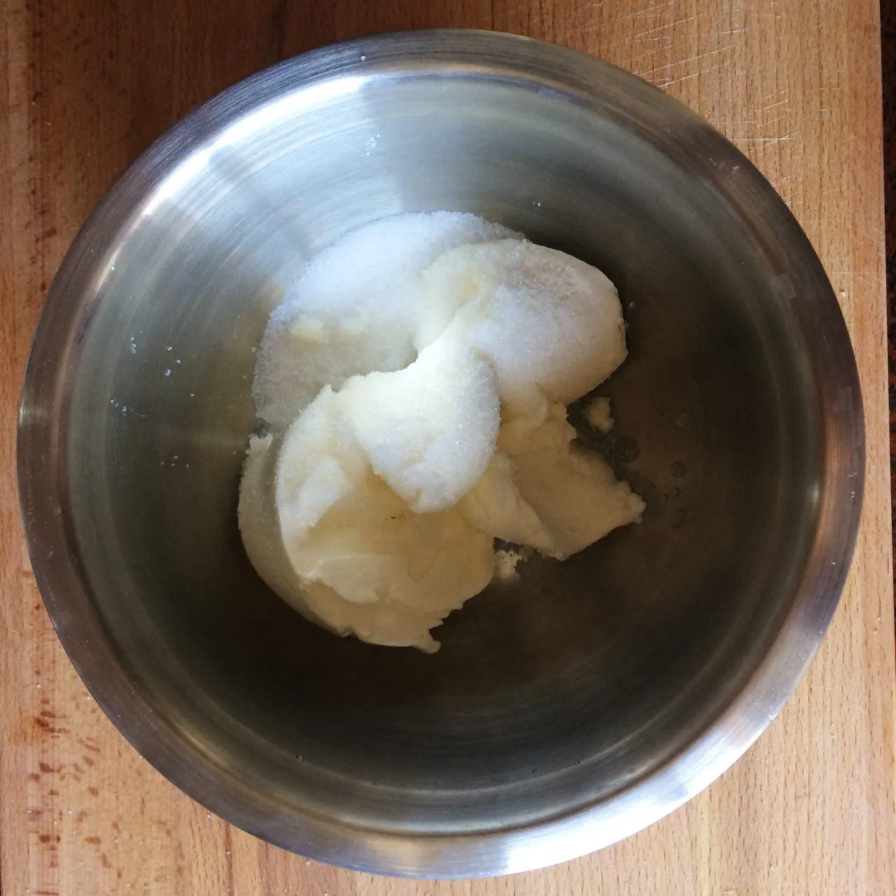 В миску высыпаем сахар и сыр