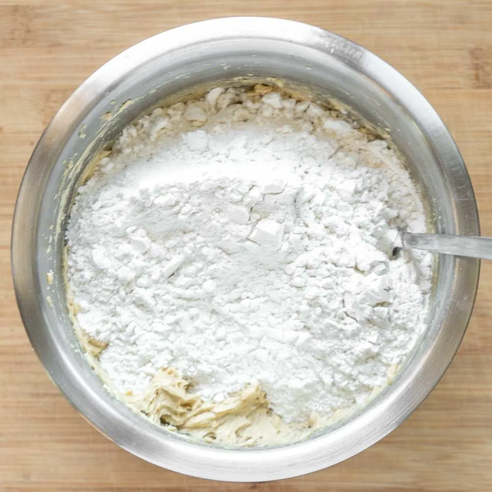 Добавляем мучную смесь