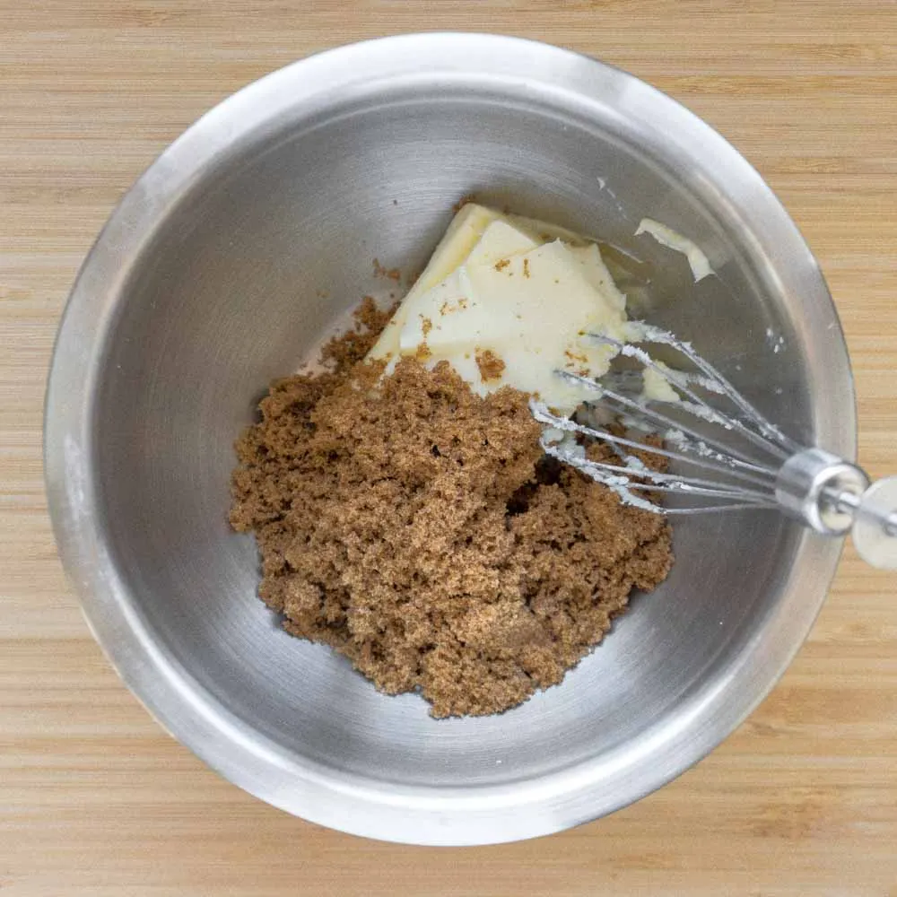 Взбиваем масло с сахаром