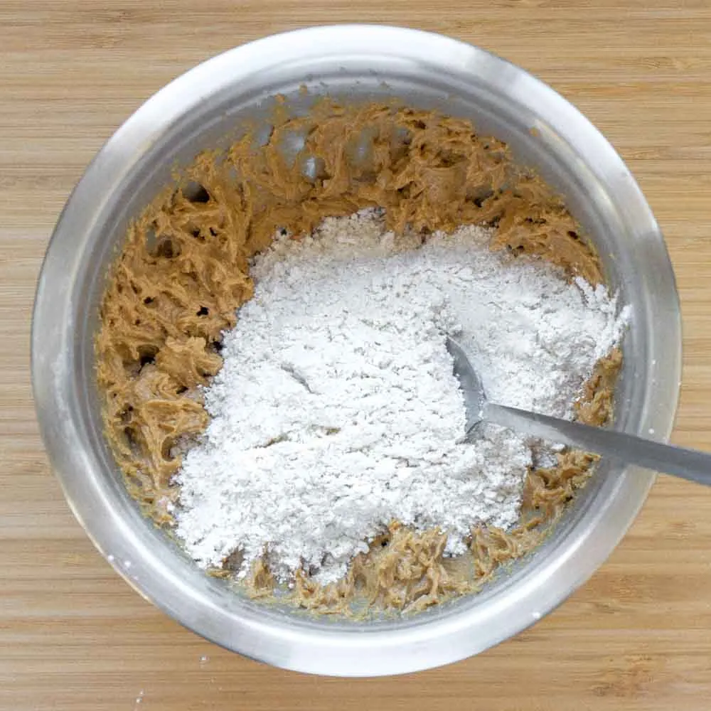 Добавляем шоколад и орехи