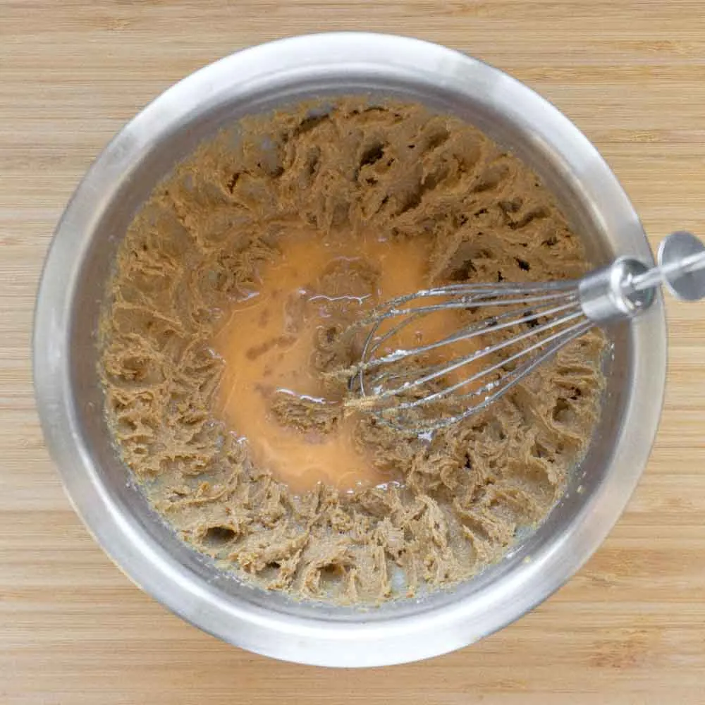 Добавляем яйцо