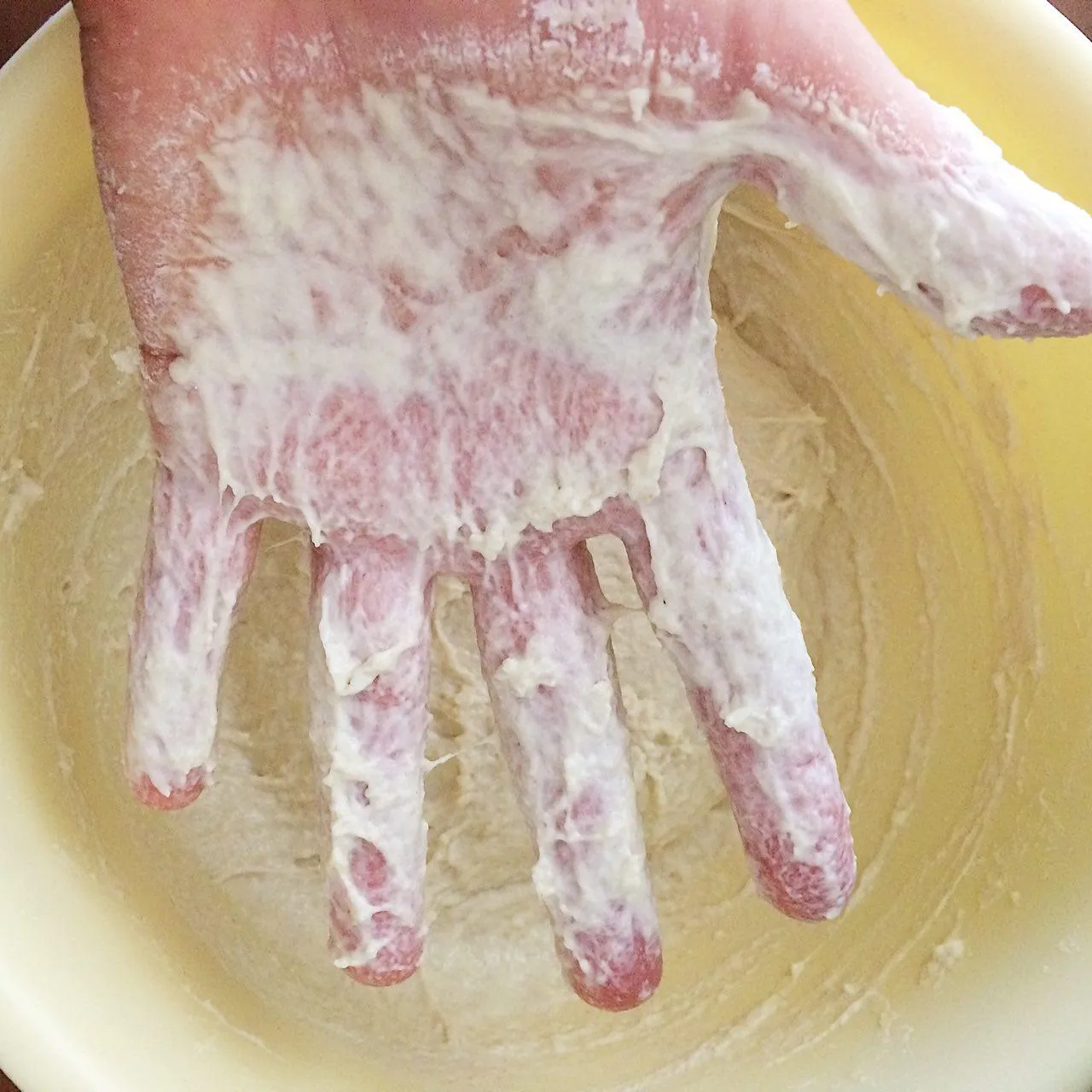 Тесто очень липкое. Муки не добавляем