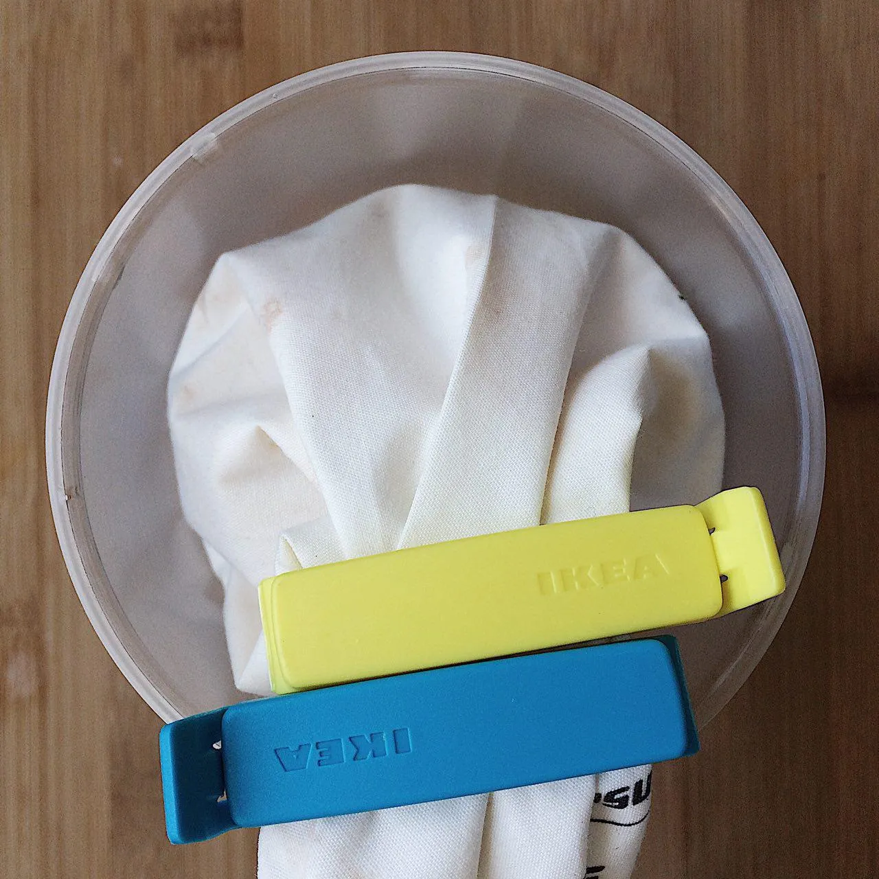 Верх закрепляем зажимами, или скручиваем