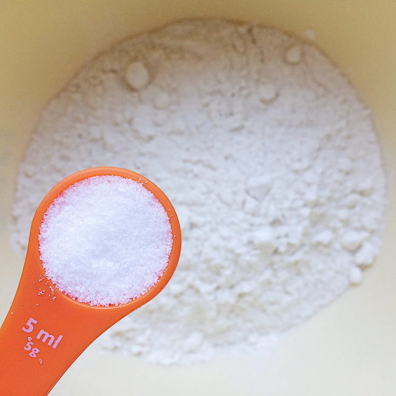 Добавляем соль в муку