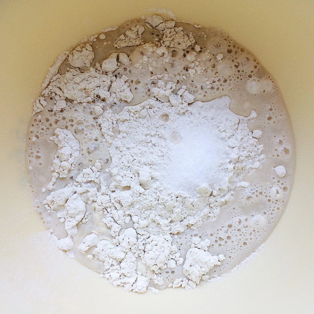 Вливаем дрожжи