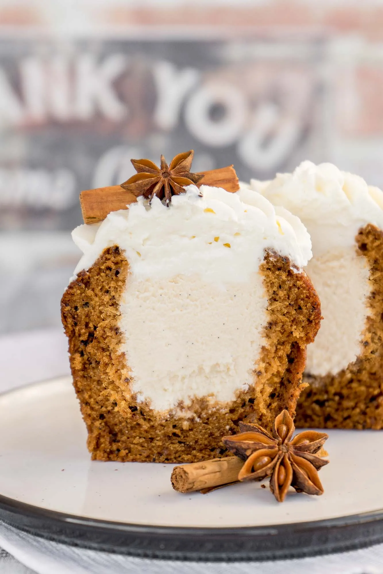 Тыквенные кексы с начинкой из чизкейка.