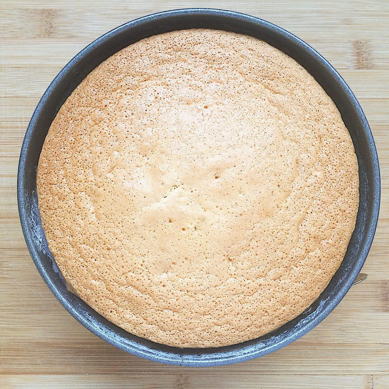 Готовый бисквит. Чуть-чуть отошел от бортиков