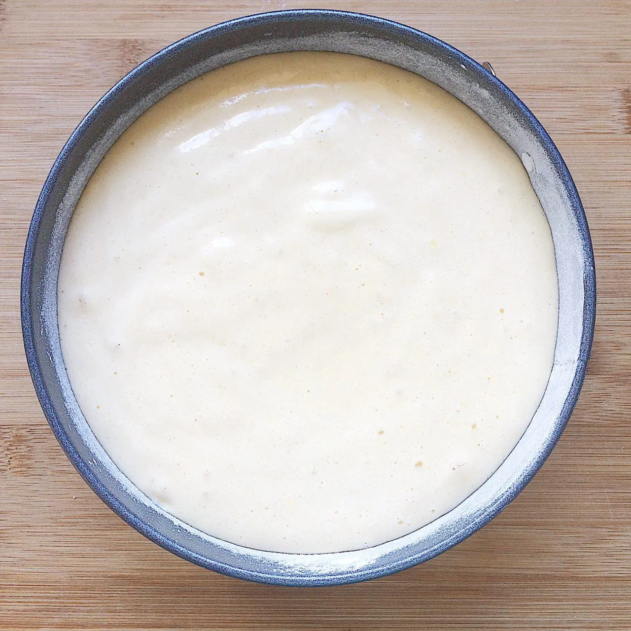 Выливаем тесто в форму